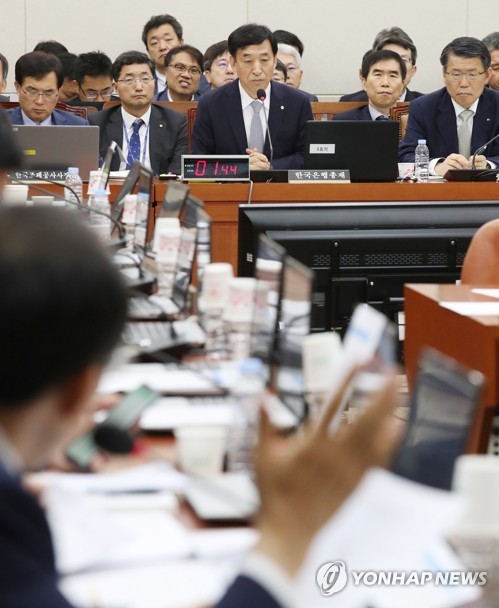 질의 듣는 이주열 총재(서울=연합뉴스) 이진욱 기자 = 한국은행 이주열 총재가 23일 국회에서 열린 기획재정위원회 전체회의에서 의원 질의를 듣고 있다. 2019.7.23 cityboy@yna.co.kr