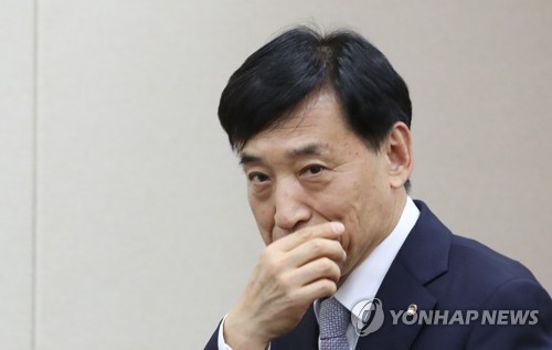 기재위 전체회의 참석한 이주열 총재(서울=연합뉴스) 이진욱 기자 = 한국은행 이주열 총재가 23일 국회에서 열린 기획재정위원회 전체회의에 들어서고 있다. 2019.7.23 cityboy@yna.co.kr