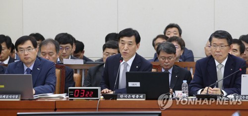 일본 수출규제 외환·금융 대책은?(서울=연합뉴스) 이진욱 기자 = 한국은행 이주열 총재가 23일 국회에서 열린 기획재정위원회 전체회의에서 의원 질의에 답변하고 있다. 2019.7.23 cityboy@yna.co.kr