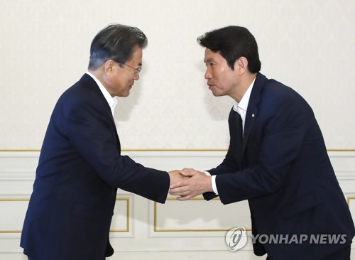 더불어민주당 이인영 원내대표와 인사하는 문 대통령(서울=연합뉴스) 배재만 기자 = 문재인 대통령이 23일 오후 청와대에서 열린 더불어민주당 원내대표단 초청 오찬 간담회에 입장하며 이인영 원내대표와 인사하고 있다. 2019.7.23 scoop@yna.co.kr