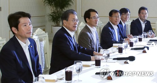 문 대통령, 더불어민주당 원내대표단과 오찬 간담회(서울=연합뉴스) 배재만 기자 = 문재인 대통령이 23일 오후 청와대에서 열린 더불어민주당 원내대표단 초청 오찬 간담회에서 얘기를 나누고 있다. 왼쪽부터 이인영 원내대표, 문 대통령, 이원욱 수석부대표, 윤후덕 부대표, 김상조 정책실장, 임종성 부대표. 2019.7.23 scoop@yna.co.kr