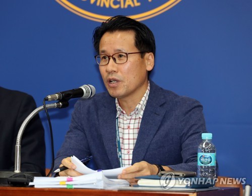 고유정 '의붓아들 의문사' 수사 상황 브리핑(청주=연합뉴스) 이승민 기자 = 24일 오전 청주시 청원구 충북지방경찰청에서 열린 언론 브리핑에서 변재철 강력계장이 '고유정 의붓아들 의문사' 사건 수사 상황을 설명하고 있다. 2019.7.24 logos@yna.co.kr