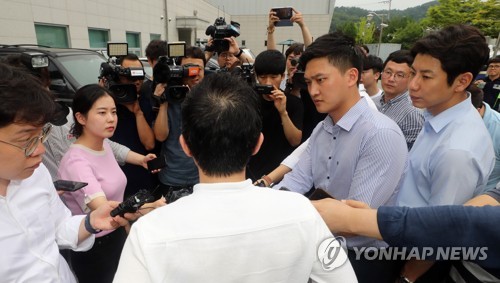 인터뷰하는 고유정 현 남편(청주=연합뉴스) 이승민 기자 = 24일 오후 청주 상당경찰서 앞에서 고유정의 현 남편 A씨가 '의붓아들 의문사' 사건 관련 조사를 받기 전 취재진과 만나 질문에 답하고 있다. 2019.7.24 logos@yna.co.kr