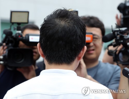 인터뷰하는 고유정 현 남편(청주=연합뉴스) 이승민 기자 = 24일 오후 청주 상당경찰서 앞에서 고유정의 현 남편 A씨가 '의붓아들 의문사' 사건 관련 조사를 받기 전 취재진과 만나 질문에 답하고 있다. 2019.7.24 logos@yna.co.kr