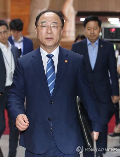 국회 찾은 홍남기 경제부총리(서울=연합뉴스) 이진욱 기자 = 홍남기 경제부총리 겸 기획재정부 장관과 구윤철 2차관이 24일 추경 통과를 부탁하기 위해 국회 3당 원내대표실을 방문하고 있다. 2019.7.24 cityboy@yna.co.kr