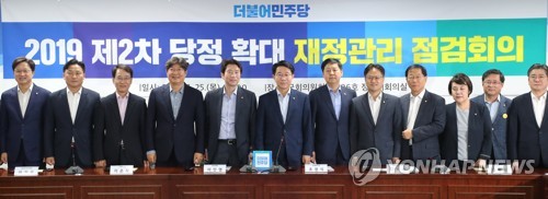 이인영 '제2차 당정 확대 재정관리 점검회의에서'(서울=연합뉴스) 김주형 기자 = 더불어민주당 이인영 원내대표(왼쪽 다섯번째), 구윤철 기획재정부 2차관(오른쪽 여섯번째) 등 참석자들이 25일 오전 국회 의원회관에서 열린 '제2차 당정 확대 재정관리 점검회의에 앞서 기념촬영을 하고 있다. 2019.7.25 kjhpress@yna.co.kr