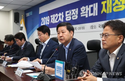 재정관리 당정회의에서 발언하는 구윤철 2차관(서울=연합뉴스) 김주형 기자 = 구윤철 기획재정부 2차관(오른쪽 두번째)이 25일 오전 국회 의원회관에서 열린 '제2차 당정 확대 재정관리 점검회의에서 발언하고 있다. 2019.7.25 kjhpress@yna.co.kr