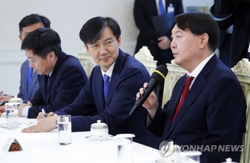 인사말하는 윤석열 신임 검찰총장, 바라보는 조국 민정수석(서울=연합뉴스) 배재만 기자 = 윤석열 신임 검찰총장이 25일 오전 청와대에서 열린 임명장 수여식 후 열린 환담에서 인사말을 하고 있다. 조국 민정수석(오른쪽 두 번째)이 지켜보고 있다. 2019.7.25 scoop@yna.co.kr