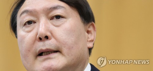 윤석열 검찰총장 '공정경쟁이 최우선가치'(서울=연합뉴스) 류영석 기자 = 윤석열 신임 검찰총장이 25일 서울 서초구 대검찰청에서 열린 취임식에서 취임사를 하고 있다. 2019.7.25 ondol@yna.co.kr