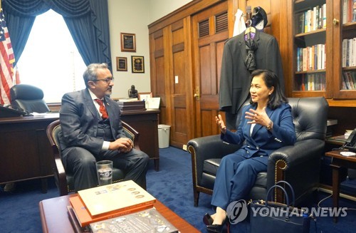 유명희 본부장, 일본 수출규제조치 관련 미국 의회 인사 면담(서울=연합뉴스) 유명희 산업통상자원부 통상교섭본부장이 지난 24일(현지시간) 워싱턴 DC에서 아미 베라 하원의원과 면담하고 있다. 2019.7.25 [산업통상자원부 제공. 재판매 및 DB 금지]