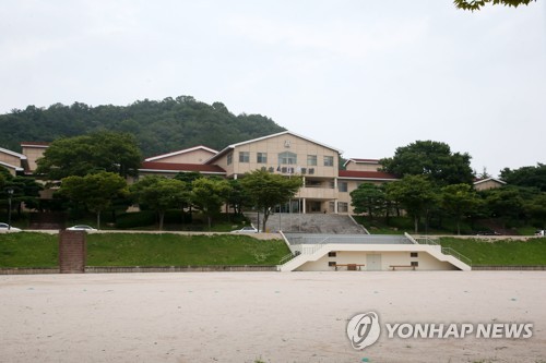 포항제철고 전경(포항=연합뉴스) 손대성 기자 = 경북 포항시 남구 지곡동에 있는 포항제철고등학교. 포항제철고를 운영하는 포스코교육재단은 최근 재정자립화와 효율화를 위해 포항제철고의 일반고 전환을 비롯해 재단 구조조정 등 여러 방안을 검토하고 있다. 2019.7.25 sds123@yna.co.kr