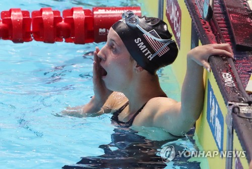 '세계신기록이다'(광주=연합뉴스) 서명곤 기자 = 26일 광주광역시 광산구 남부대 시립국제수영장에서 열린 2019 광주세계수영선수권대회 경영 여자 배영 200m 준결승에서 세계신기록을 세운 미국 리건 스미스가 기록 확인 후 놀라는 표정을 짓고 있다. 2019.7.26 seephoto@yna.co.kr