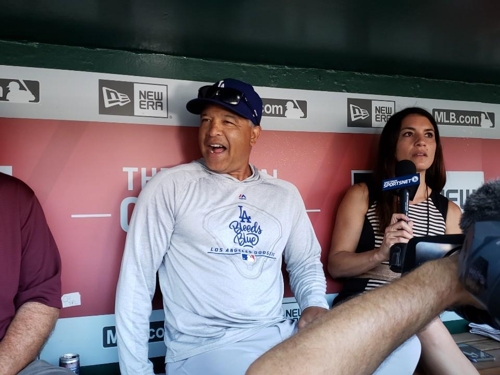 취재진과 인터뷰하는 데이브 로버츠 LA 다저스 감독(워싱턴=연합뉴스) 임주영 특파원 = 미국 프로야구 로스앤젤레스 다저스의 데이브 로버츠 감독이 27일(한국시간) 미국 워싱턴DC 내셔널스 파크에서 열린 2019 메이저리그 워싱턴 내셔널스와의 원정 경기에 앞서 류현진에 대해 평가하고 있다. 2019.7.27