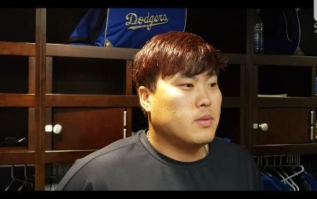 인터뷰하는 류현진(워싱턴=연합뉴스) 임주영 특파원 = 류현진(32·로스앤젤레스 다저스)이 27일(현지시간) 미국 워싱턴DC 내셔널스 파크에서 열린 2019 미국프로야구 메이저리그 워싱턴 내셔널스와의 방문 경기에 선발 등판해 6⅔이닝 동안 1실점으로 승패 없이 물러난 뒤 인터뷰하고 있다. 2019.7.27