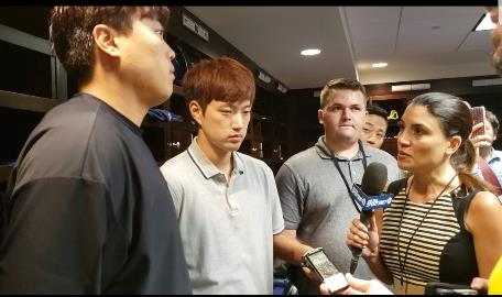 인터뷰하는 류현진 (워싱턴=연합뉴스) 임주영 특파원 = 류현진(32·로스앤젤레스 다저스)이 27일(현지시간) 미국 워싱턴DC 내셔널스 파크에서 열린 2019 미국프로야구 메이저리그 워싱턴 내셔널스와의 방문 경기에 선발 등판해 6⅔이닝 동안 1실점으로 승패 없이 물러난 뒤 인터뷰하고 있다. 2019.7.27