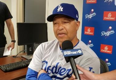 취재진과 인터뷰하는 데이브 로버츠 LA 다저스 감독(워싱턴=연합뉴스) 임주영 특파원 = 미국 프로야구 로스앤젤레스 다저스의 데이브 로버츠 감독이 27일(한국시간) 미국 워싱턴DC 내셔널스 파크에서 열린 2019 메이저리그 워싱턴 내셔널스와의 방문 경기가 끝난 뒤 취재진과 인터뷰하고 있다. 2019.7.27