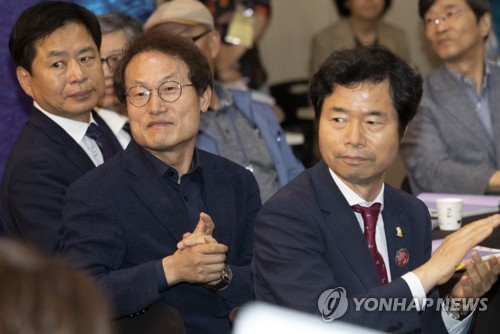 올해 5월 28일 서울여성프라자에서 열린 전국교직원노동조합(전교조) 30주년 기념식에서 전국시도교육감협의회장인 김승환 전북도교육감(오른쪽), 조희연 서울시교육감(가운데), 장석웅 전남도교육감이 박수를 치는 모습. [연합뉴스 자료사진]