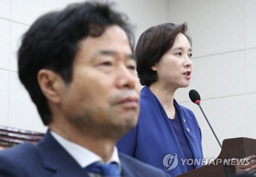 지난달 26일 열린 국회 교육위원회 전체회의에서 김승환 전북도교육감(왼쪽)이 유은혜 사회부총리 겸 교육부 장관(오른쪽)의 발언을 듣는 모습.[연합뉴스 자료사진]
