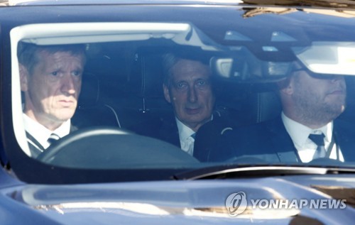 24일 사임 후 의사당을 떠나는 해먼드 전 영국 재무장관(가운데)     [로이터=연합뉴스]