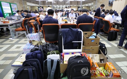 다급한 추경, 국회 대기 중인 정부부처 직원들7월 18일 국회에서 열린 기획재정위원회 전체회의에서 기재부, 국세청, 관세청, 통계청, 조달청 직원들이 회의장 밖에서 TV로 기관장들의 답변을 지켜보고 있다. [연합뉴스 자료사진]