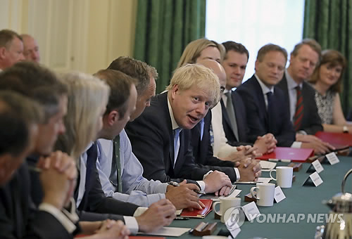 첫 내각회의 주재하는 존슨 영국 총리(런던 AP=연합뉴스) 보리스 존슨(가운데) 영국 신임 총리가 25일(현지시간) 런던 다우닝가 10번지 총리관저에서 첫 내각회의를 주재하고 있다. 존슨 총리는 내각 각료들과의 첫 대면에서 10월 31일 이전에 영국의 유럽연합(EU) 탈퇴, 브렉시트를 단행할 것을 주문했다. leekm@yna.co.kr