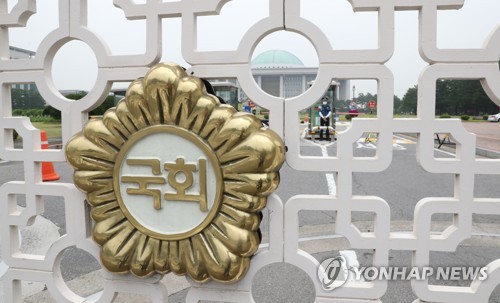 닫힌 문 너머에 보이는 국회[연합뉴스 자료사진]