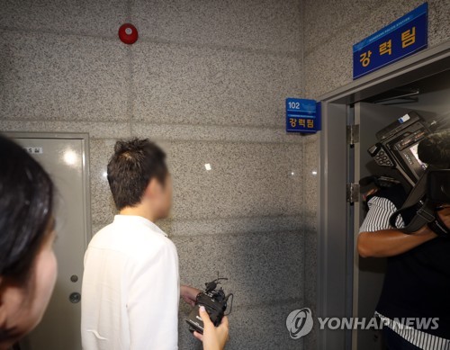 경찰 조사 출석하는 고유정 현 남편(청주=연합뉴스) 이승민 기자 = 지난 24일 오후 청주 상당경찰서에서 고유정의 현 남편 A씨가 '의붓아들 의문사' 사건 관련 조사를 받기 위해 진술녹화실로 향하고 있다.[연합뉴스 자료사진]