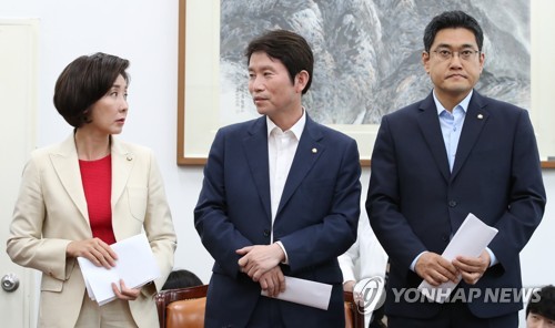 팽팽한 신경전?(서울=연합뉴스) 이진욱 기자 = 더불어민주당 이인영(가운데)·자유한국당 나경원(왼쪽) 원내대표가 29일 오후 국회에서 여야 3당 교섭단체 회동을 마친 뒤 브리핑 도중 이야기를 하고 있다. 2019.7.29 cityboy@yna.co.kr