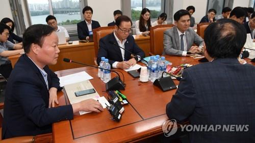 예결위 간사회의 주재하는 김재원 위원장
    (서울=연합뉴스) 이진욱 기자 = 자유한국당 소속 김재원 예산결산특별위원장(왼쪽)이 30일 오후 국회에서 여야 3당 간사들과 구윤철 기획재정부 2차관 등과 함께 예결위 간사회의를 주재하고 있다.  2019.7.30
    cityboy@yna.co.kr