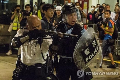 송환법 반대 시위 참가자에 대한 폭동죄 적용에 항의하는 시위대를 겨눈 홍콩경찰.AFP통신=연합뉴스