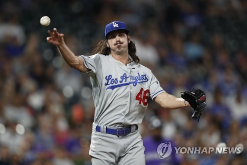 곤솔린, 생애 첫 빅리그 세이브(덴버 AP=연합뉴스) 로스앤젤레스 다저스 우완 토니 곤솔린이 31일(한국시간) 미국 콜로라도주 덴버 쿠어스필드에서 열린 콜로라도 로키스와의 방문 경기에 구원 등판해 호투하고 있다. 곤솔린은 빅리그 첫 세이블르 올렸다.