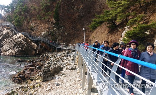 '미세먼지 없는 청정 동해안 찾아왔어요'강원 강릉시 바다부채길을 찾은 행락객들의 모습. [연합뉴스 자료 사진]
