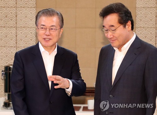 이낙연 총리와 대화하는 문 대통령(서울=연합뉴스) 한상균 기자 = 문재인 대통령이 이낙연 국무총리와 지난 2일 오전 청와대에서 국무회의 전 대화하고 있다. 2019.7.2 xyz@yna.co.kr