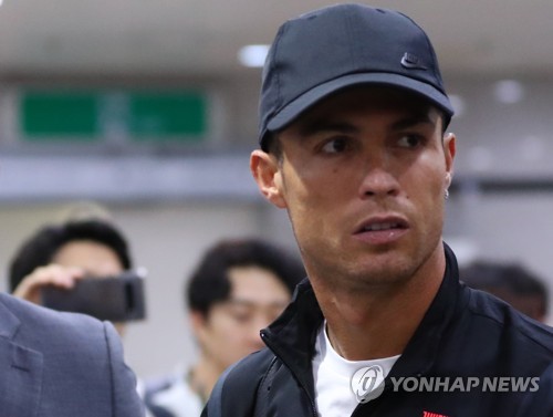 경기 불참 호날두, 팬들에게 아쉬움만 남기고 떠나(서울=연합뉴스) 김도훈 기자 = 26일 오후 서울 마포구 성산동 서울월드컵경기장에서 열린 하나원큐 팀 K리그와 유벤투스 FC의 친선경기가 끝난 뒤 유벤투스의 호날두가 경기장을 빠져나가고 있다.
이날 호날두는 경기에 출전하지 않아 경기장을 찾은 수만명의 팬들로부터 원성을 샀다. 2019.7.26 superdoo82@yna.co.kr