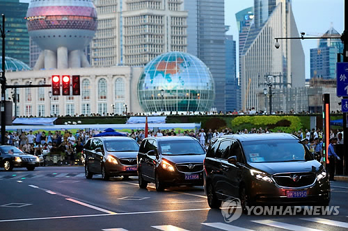 상하이 호텔 도착하는 美무역협상단 차량(상하이 로이터=연합뉴스) 미국 측 무역협상단이 탑승한 것으로 보이는 차량 행렬이 30일 중국 상하이 와이탄 페어몬트피스 호텔에 도착하고 있다. leekm@yna.co.kr