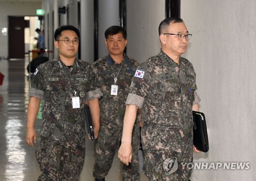 정보위 향하는 합참 김영환 정보본부장(서울=연합뉴스) 하사헌 기자 = 합참 김영환 정보본부장(오른쪽)을 비롯한 관계자들이 북한 단거리 탄도미사일 발사 관련 보고를 위해 31일 서울 여의도 국회 정보위원장실로 향하고 있다. 2019.7.31 toadboy@yna.co.kr