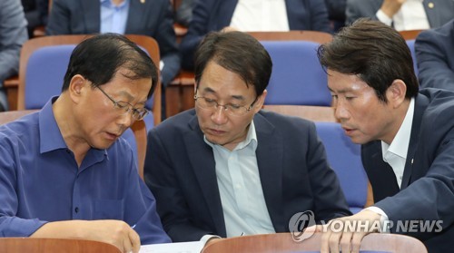 의총에서 이야기하는 이인영, 이원욱과 윤후덕(서울=연합뉴스) 하사헌 기자 = 더불어민주당 이인영 원내대표(오른쪽부터), 이원욱 원내수석부대표, 윤후덕 예결위 간사가 1일 오후 국회에서 열린 의원총회에서 이야기를 나누고 있다. 2019.8.1 toadboy@yna.co.kr