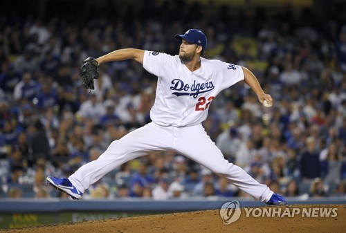 2년 만에 10승 거둔 커쇼 [AP=연합뉴스]