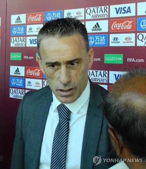 2022년 카타르 월드컵 아시아지역 2차 예선 조추첨 직후 인터뷰하는 파울루 벤투 감독[연합뉴스 자료사진]