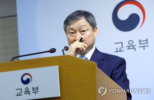 박백범 교육부 차관(세종=연합뉴스) 진성철 기자 = 박백범 교육부 차관이 지난달 26일 세종시 정부세종청사 교육부에서 일부 자율형사립고의 재지정 여부 결과를 발표하던 모습. 2019.7.26 zjin@yna.co.kr