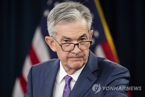 FOMC 회의 후 기자회견 하는 파월…기준금리 0.25%P 인하(워싱턴 EPA=연합뉴스) 제롬 파월 미국 연방준비제도(Fed·연준) 의장이 31일(현지시간) 연방공개시장위원회(FOMC) 정례회의가 끝난 후 기자회견을 하고 있다. 연준은 이날 지난 2008년 12월 글로벌 금융위기 이후 10년 7개월 만에 기준금리인 연방기금금리(FFR)를 기존 2.25~2.50%에서 2.00~2.25%로 0.25%포인트 내렸다. ymarshal@yna.co.kr