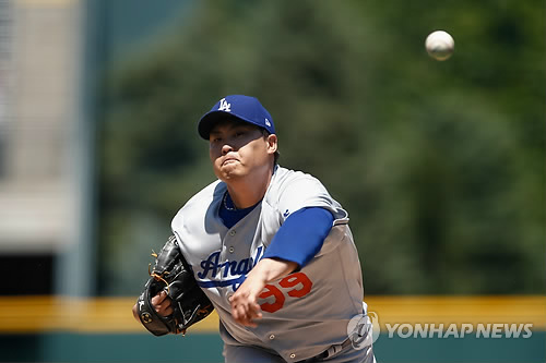 '투수들의 무덤' 넘어서는 류현진의 역투(덴버 USA투데이스포츠=연합뉴스) 류현진(로스앤젤레스 다저스)이 31일(현지시간) 미국 콜로라도주 덴버 쿠어스필드에서 열린 2019 메이저리그(MLB) 콜로라도 로키스전에서 1회에 힘차게 공을 던지고 있다. 선발 등판한 류현진은 6이닝 동안 안타 3개와 볼넷 1개를 주고 무실점을 기록, '투수들의 무덤' 쿠어스필드에서 첫 무실점 투구에 성공했다. 그러나 0-0으로 맞선 7회 말 페드로 바에스에게 배턴을 넘기면서 자신의 승리는 챙기지 못하고 팀 승리에 발판을 놓는 데 만족해야 했다. jelee@yna.co.kr