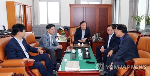 간담회 하는 예결위 간사단(서울=연합뉴스) 김주형 기자 = 김재원 국회 예결위원장이 오전 1일 국회 예결위원장실에서 여야 예결위 간사들과 간담회를 하고 있다. 오른쪽부터 윤후덕 더불어민주당, 이종배 자유한국당 예결위 간사, 김 위원장, 지상욱 바른미래당 예결위 간사. 2019.8.1 kjhpress@yna.co.kr