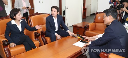 운영위 논의 위해 만난 이인영-나경원-오신환(서울=연합뉴스) 김주형 기자 = 여야 교섭단체 원내대표들이 1일 오전 국회에서 운영위원회 소집 날짜 관련 등을 협의하기 위해 회동하고 있다. 
    왼쪽부터 자유한국당 나경원, 더불어민주당 이인영, 바른미래당 오신환 원내대표. 2019.8.1 kjhpress@yna.co.kr