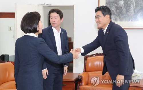 인사하는 이인영-나경원-오신환(서울=연합뉴스) 김주형 기자 = 여야 교섭단체 원내대표들이 1일 오전 국회에서 운영위원회 소집 날짜 관련 등을 협의하기 위해 회동하고 있다. 
    왼쪽부터 자유한국당 나경원, 더불어민주당 이인영, 바른미래당 오신환 원내대표. 2019.8.1 kjhpress@yna.co.kr