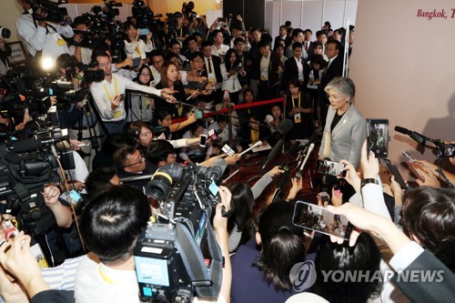 한미일 회담 브리핑 하는 강경화 장관(방콕=연합뉴스) 이정훈 기자 = 강경화 외교부 장관이 2일 오후(현지시간) 방콕 센타라 그랜드호텔 미디어센터에서 한미일 외교장관 회담 브리핑을 하고 있다. 2019.8.2 uwg806@yna.co.kr