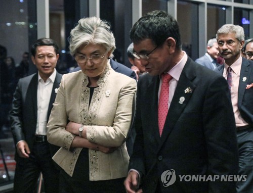 강경화-고노 '무슨 대화?'(방콕=연합뉴스) 강경화 외교부 장관이 1일 저녁(현지시간) 태국 방콕 센타라 그랜드호텔에서 열린  2019 아세안지역안보포럼(ARF) 갈라만찬에 고노 다로 일본 외무상과 함께 참석하며 대화하고 있다. 2019.8.2 [외교부 제공. 재판매 및 DB금지] photo@yna.co.kr