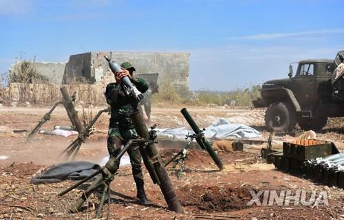 반군 지역을 포격하는 시리아 정부군 병사  [신화=연합뉴스]