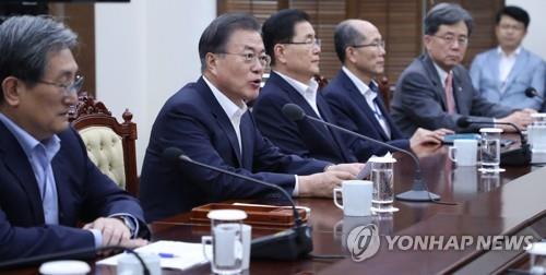 수석보좌관들과 회의하는 문 대통령(서울=연합뉴스) 한상균 기자 = 문재인 대통령이 5일 오후 청와대에서 수석·보좌관 회의를 주재하고 있다.xyz@yna.co.kr