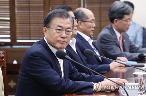 수보회의, 굳은 표정의 문 대통령(서울=연합뉴스) 한상균 기자 = 문재인 대통령이 5일 오후 청와대에서 수석·보좌관 회의를 주재하고 있다. 2019.8.5
xyz@yna.co.kr